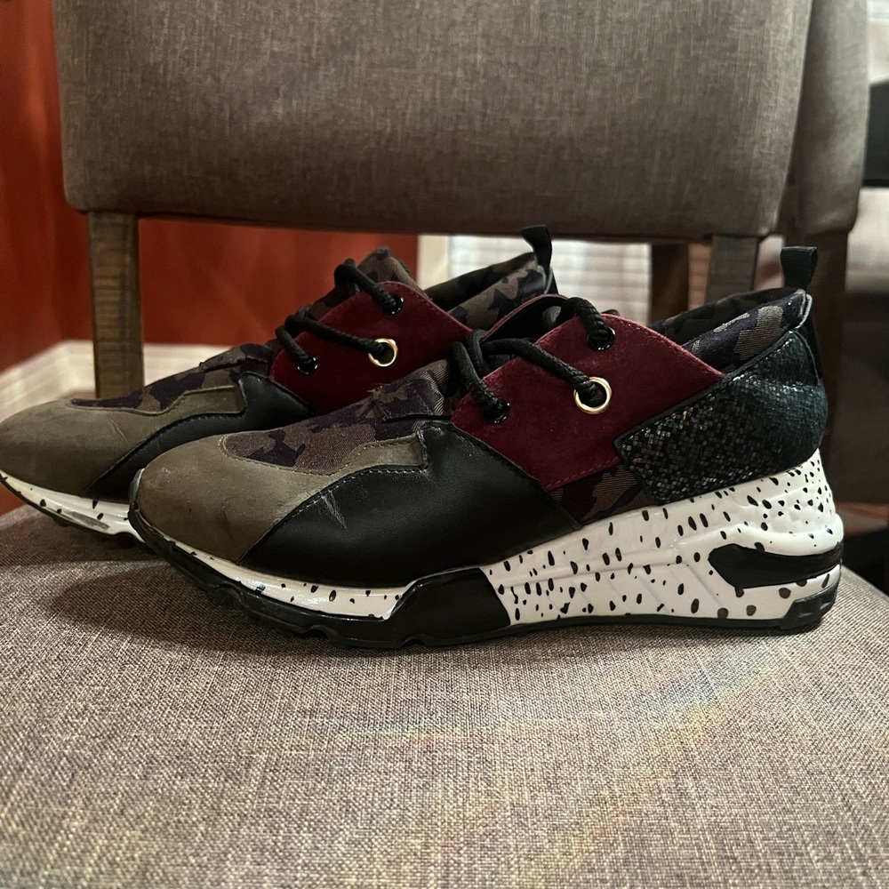Steve Madden women’s sneakers